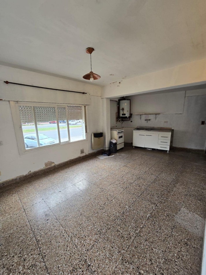 CASA A REFACCIONAR SOBRE AV URUGUAY
