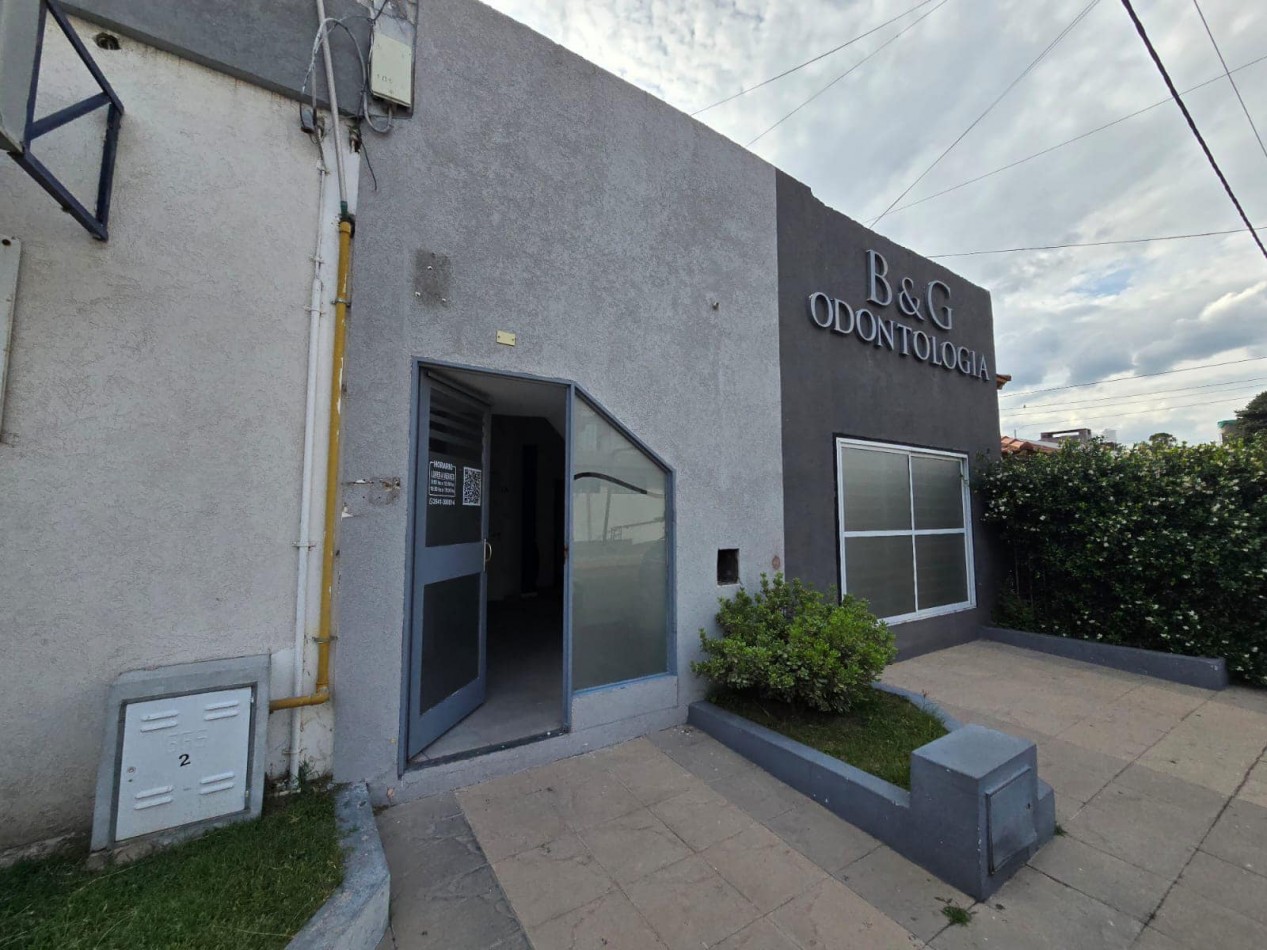 CASA A REFACCIONAR SOBRE AV URUGUAY