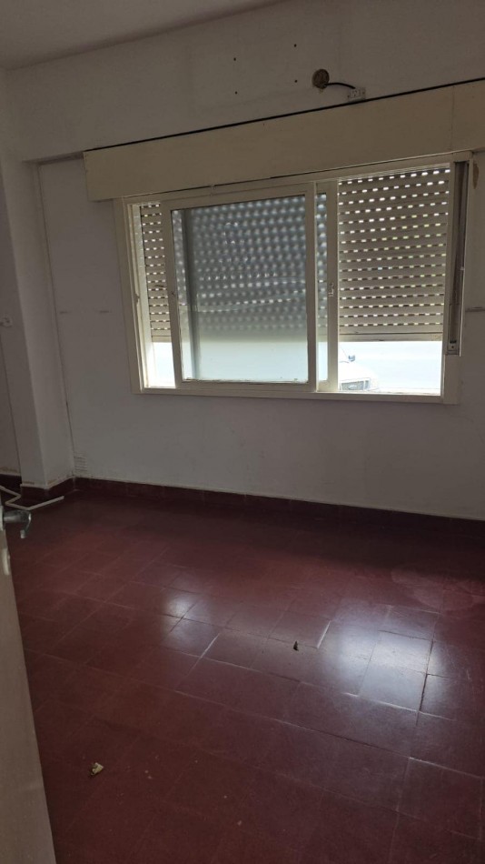 CASA A REFACCIONAR SOBRE AV URUGUAY