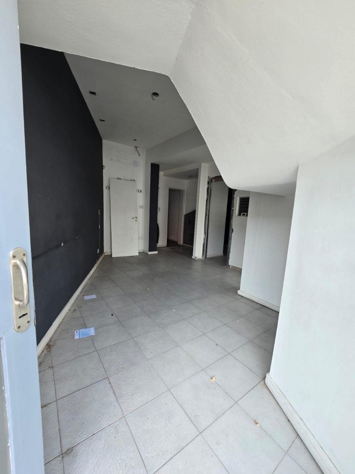 CASA A REFACCIONAR SOBRE AV URUGUAY