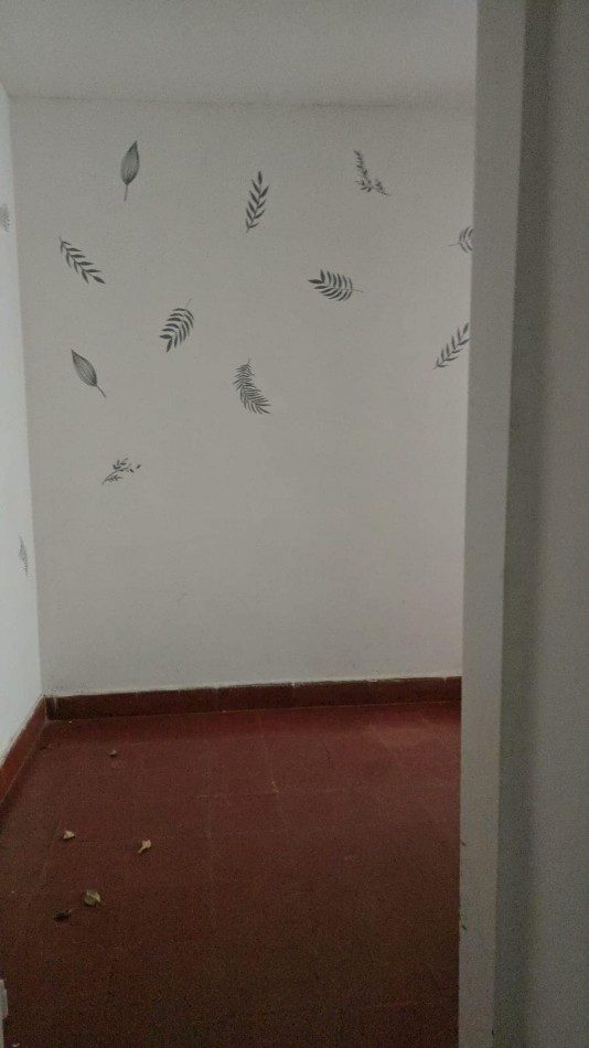 CASA A REFACCIONAR SOBRE AV URUGUAY