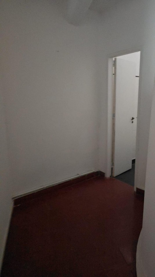 CASA A REFACCIONAR SOBRE AV URUGUAY