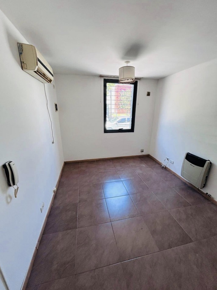 DEPARTAMENTO PB A LA CALLE 1 DOR  COCHERA