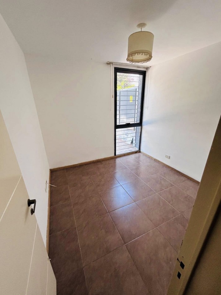 DEPARTAMENTO PB A LA CALLE 1 DOR  COCHERA