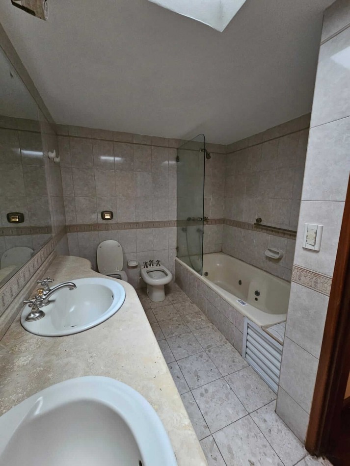 Casa en VENTA a 5 cuadras del centro - villa carlos paz 3 dormitorios + oficina/consultorio indep