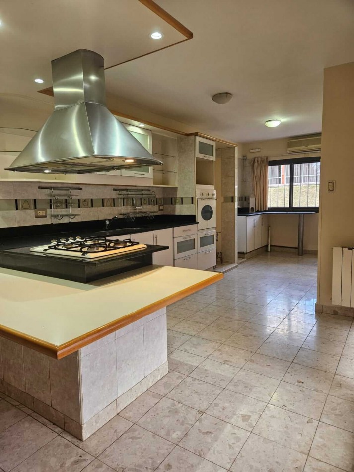 Casa en VENTA a 5 cuadras del centro - villa carlos paz 3 dormitorios + oficina/consultorio indep