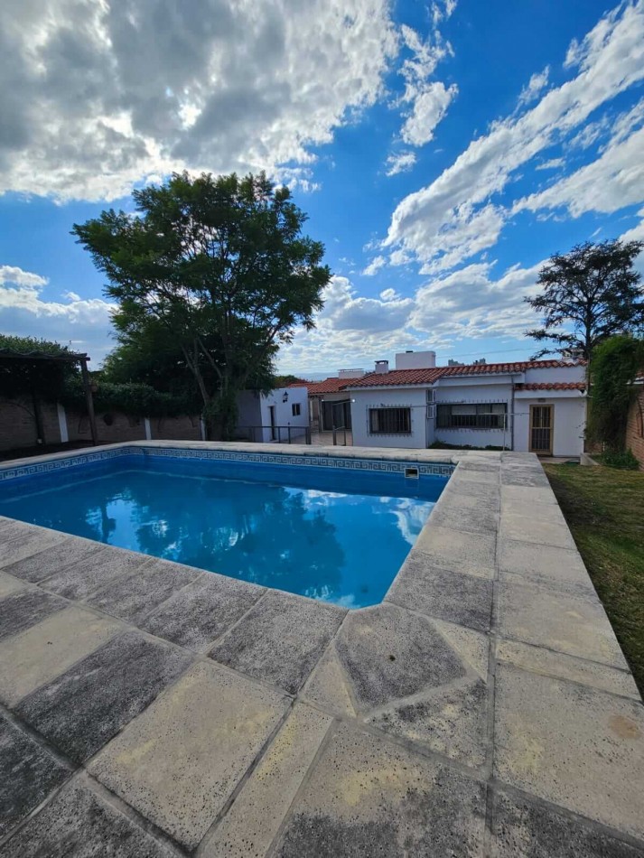 Casa en VENTA a 5 cuadras del centro - villa carlos paz 3 dormitorios + oficina/consultorio indep