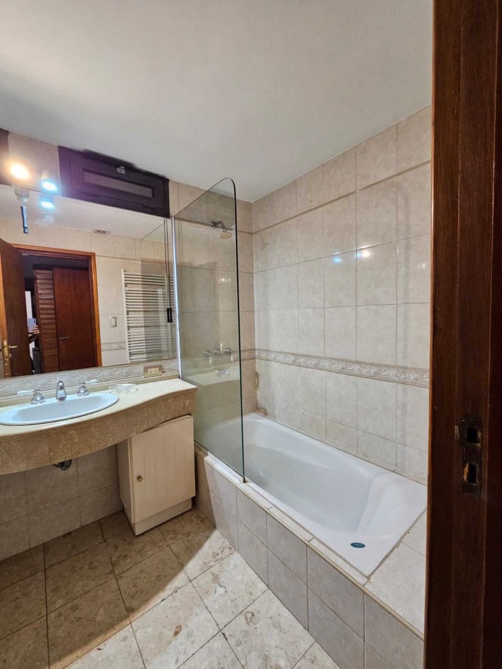 Casa en VENTA a 5 cuadras del centro - villa carlos paz 3 dormitorios + oficina/consultorio indep