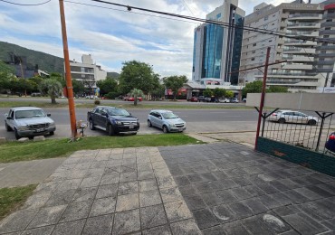 CASA A REFACCIONAR SOBRE AV URUGUAY