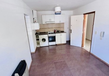 DEPARTAMENTO PB A LA CALLE 1 DOR  COCHERA